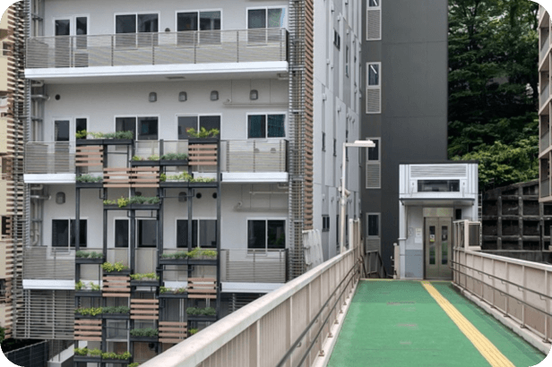 ⑤ 地上に出て、左手にある歩道橋の階段を登ります。